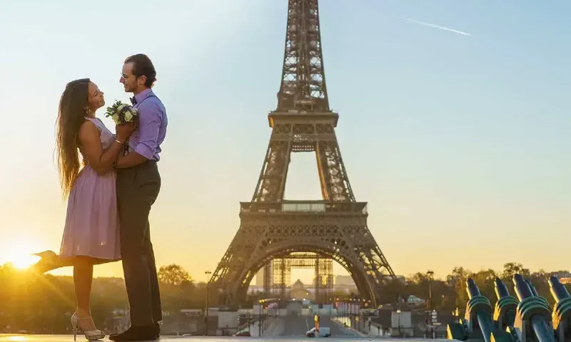 Vue panoramique du Parvis Notre-Dame de Paris avec la majestueuse cathédrale en arrière-plan et des passants